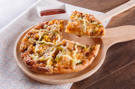 用木制的桌子上的可口美味的比萨
