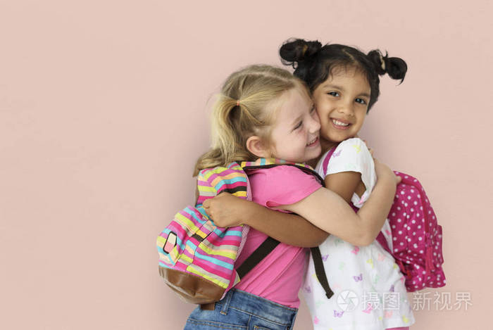 拥抱在一起的女孩