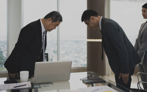 商业伙伴相互鞠躬照片