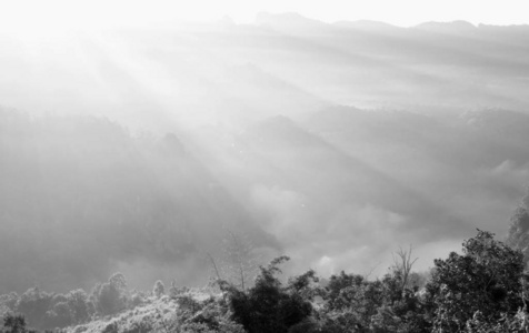 日出山景观与美丽的太阳光线和