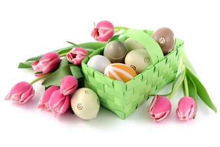 复活节彩蛋篮子和束粉红色郁金香上孤立 w