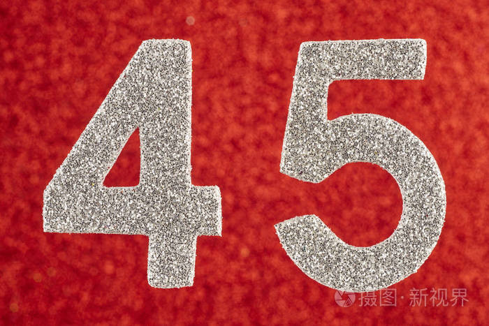 四十五岁的数字银颜色在红色背景anniversar