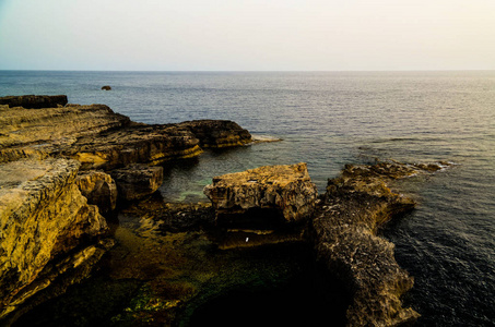 从蔚蓝窗口自然拱，现在已经绝迹了，戈佐岛马耳他海景