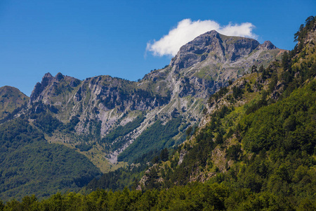 在巴尔干半岛的宁静山