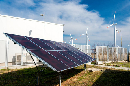 太阳能电站在风力涡轮机背景下可持续资源的概念