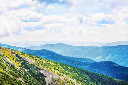 在欧洲的山。乌克兰。喀尔巴阡。山徒步旅行。山峦间穿行。山景色和景观，植物在山区，旅游线路。天空和云在山