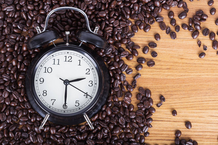 钟和咖啡豆咖啡时间概念