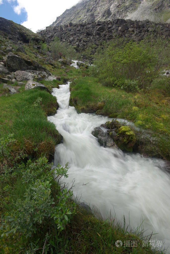 流经峡谷的河流. 河附近的石头和岩石土地. 美丽的山景.