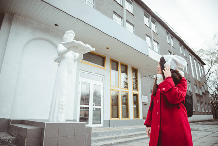 年轻女孩在大学清单音乐