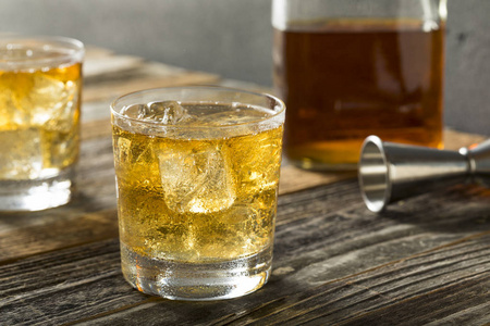 scotch令人耳目一新的酒精威士忌加苏打照片