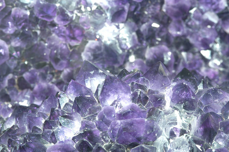 在黑色背景上的紫水晶 geode。美丽的天然水晶宝石