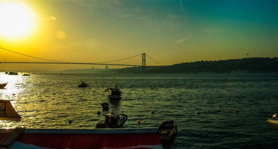 日落时伊斯坦布尔博斯普鲁斯海峡大桥的远处景色