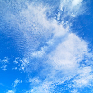 在阿曼蓬松多云的天空和空的空间