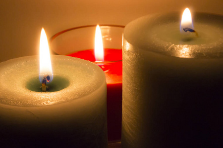 三支蜡烛在一个晚上点燃
