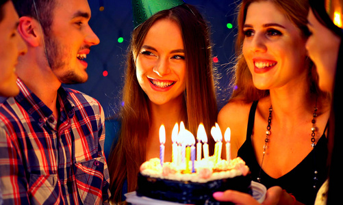 与蜡烛发出的光的肖像快乐的朋友生日聚会与俱乐部蜡烛节庆蛋糕照片