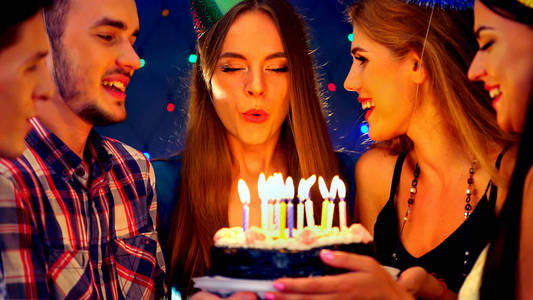 快乐的朋友生日蜡烛庆祝蛋糕