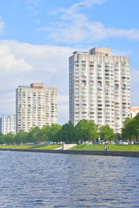 斯莫伦卡河和 Novo Smolenskaya 路堤的视图