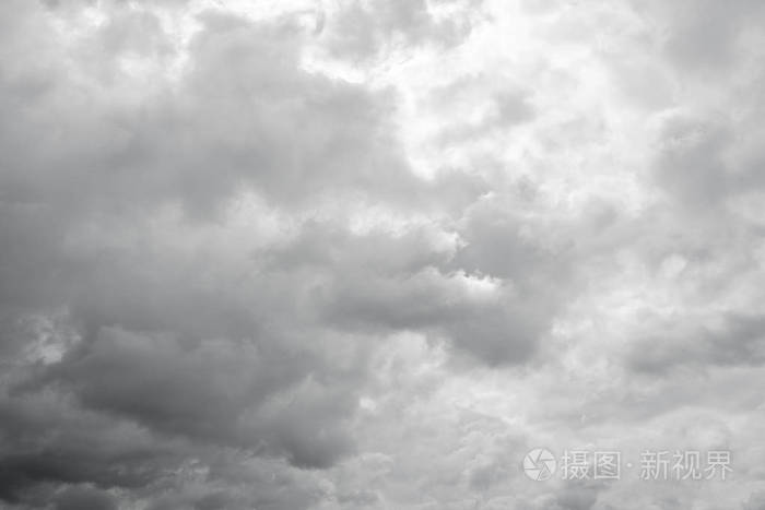 阴沉多云的天空