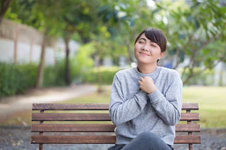 女人与放松的时间在公园里