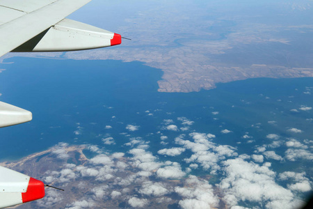 乌云山和通过飞机窗口看到的天空