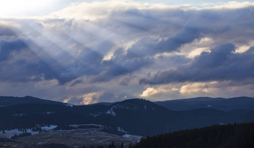 风雨如磐山 cloudscape，云和雨自然景观