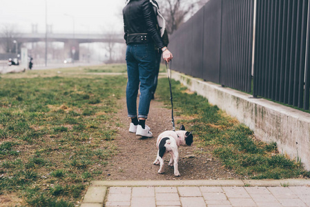 户外与法国斗牛犬小狗的女人