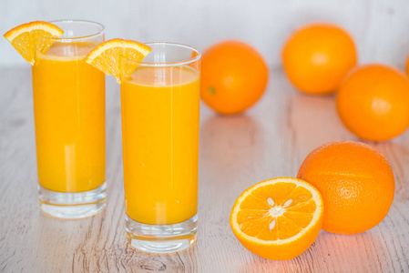 玻璃在轻木背景橙汁