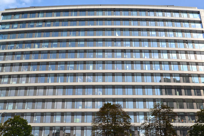 现代化办公楼的玻璃幕墙