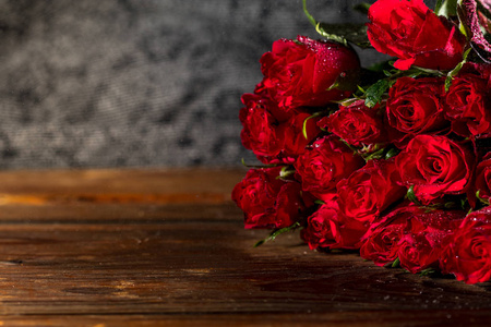 老木桌上的红玫瑰