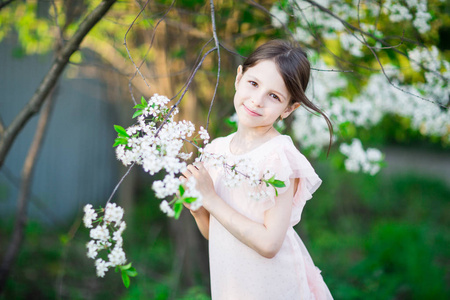 可爱的小女孩，在盛开的苹果树木园