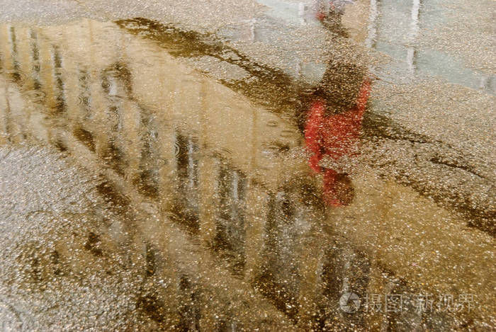 雨淋时在城市街道上的水坑倒影照片-正版商用图片0xsggk-摄图新视界