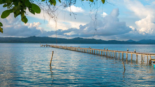 潜水站Kri 岛码头。Gam 在背景上面的浓度。Raja Ampat，印度尼西亚西巴布亚