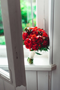 豪华新娘捧花制成的红玫瑰和牡丹