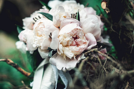 白牡丹在针叶灌木豪华婚礼花束
