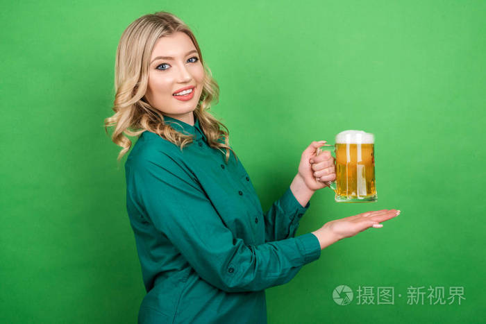 一个女人金发女郎杯啤酒在绿色衬衫o的肖像