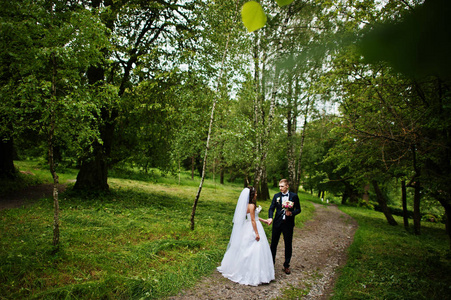 年轻时尚的婚礼夫妇在公园的爱情