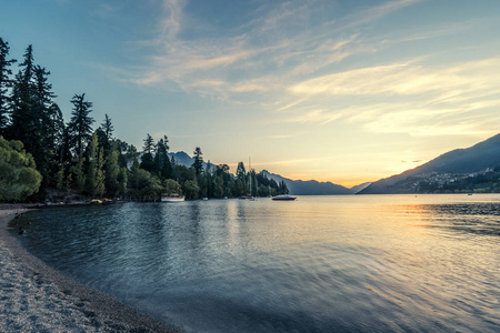 景观的日出时美丽的湖图片