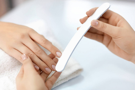 女人手锉指甲的指甲锉，指甲护理工具