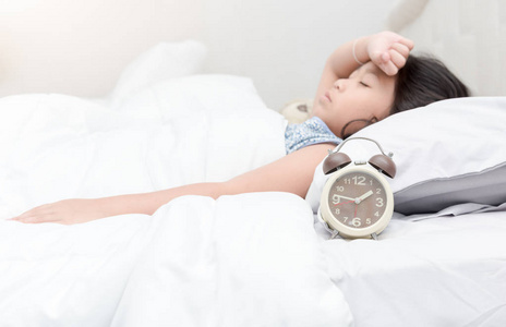 在两个孩子坐在沙发上的时候, 头疼的父亲头痛地看着相机.