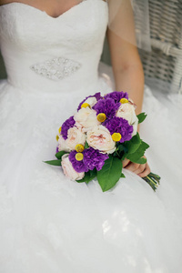 新娘控股微妙的婚姻花束图片