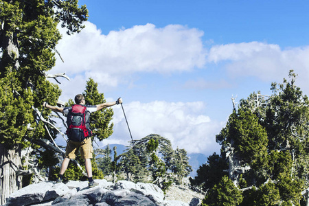 夏天带着背包和帐篷山中徒步旅行