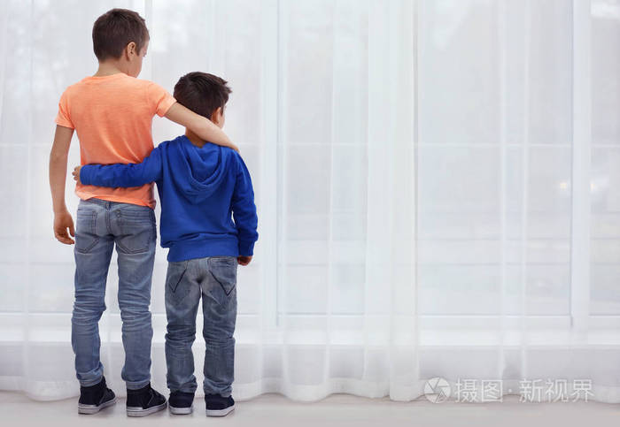 小兄弟站在一起照片-正版商用图片0xsm42-摄图新视界