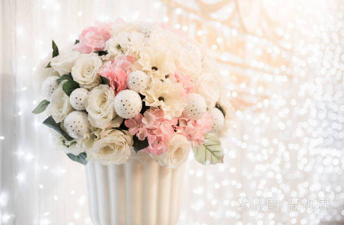鲜花花束花瓶及白色光散景照片 正版商用图片0xsm6r 摄图新视界