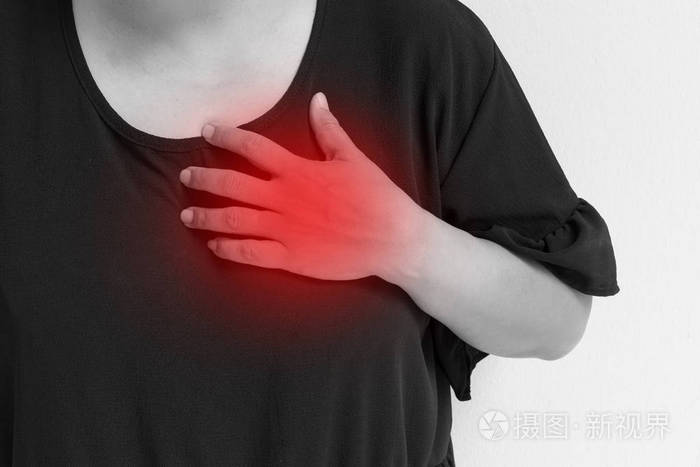 生病的中年女人患心脏病发作,心衰照片-正版商用图片0xsmgm-摄图新