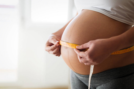 孕妇测量她的肚子里