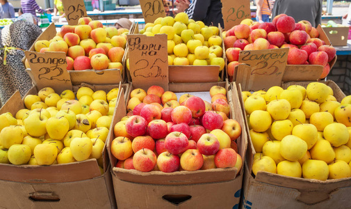 在市场中的苹果图片