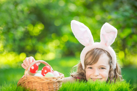 复活节兔子和在绿色草地上的鸡蛋