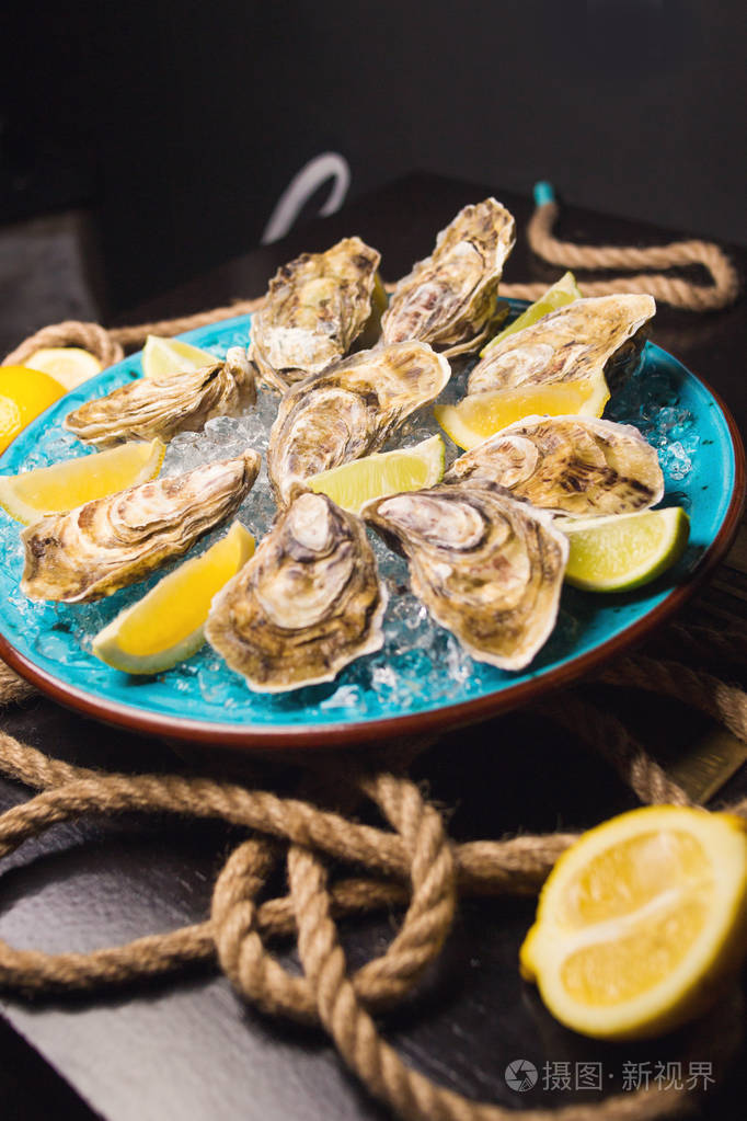 牡蛎与冰和柠檬