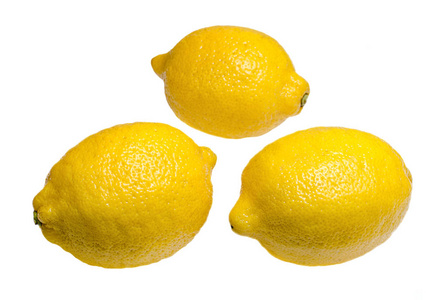 白色背景上分离的多汁柠檬