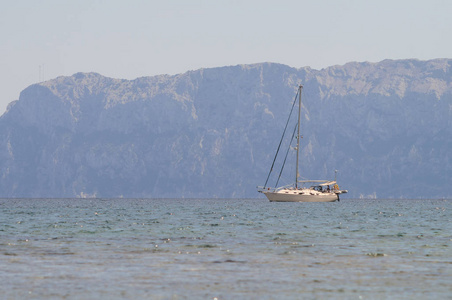 在撒丁岛中航行的帆船